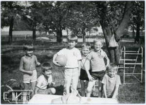 Koniec lat 80. Chłopcy bawiący się na placu zabaw na terenie przedszkola, w tle boisko szkolne